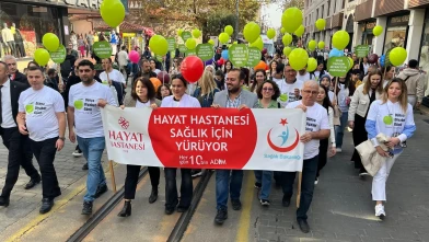 Bursa'da sağlık çalışanları diyabet farkındalığı için yürüdü ve yeşil balonlar gökyüzüne bırakıldı