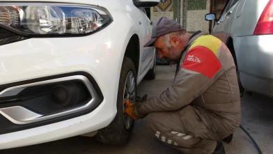Van'da kış lastiği zorunluluğu erkene alınınca lastikçilerde yoğunluk yaşanıyor