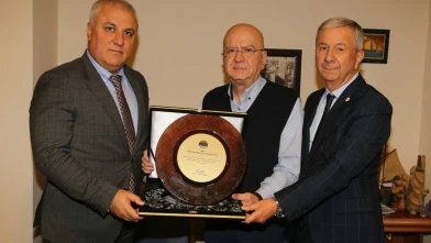 Alanya'da vergi rekortmeni iş insanlarına plaket verildi