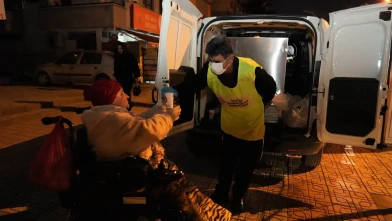 Keçiören Belediyesi soğuk havalarda vatandaşlara sıcak çorba dağıtıyor