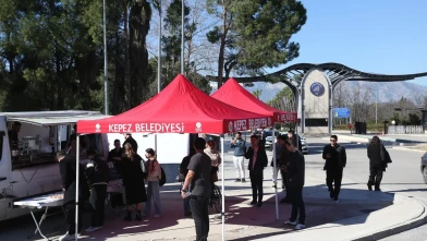 Kepez'de trafik kazasında hayatını kaybeden öğrenciler için lokma hayrı düzenlendi