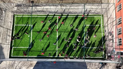 Feke’de modern halı sahalar gençlerin hizmetine açıldı