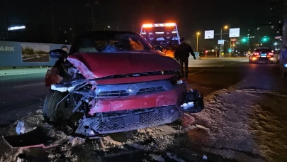 Kağıthane'de makas atan sürücü park halindeki tıra çarptı, 2 yaralı