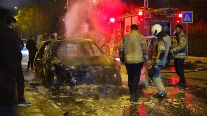 Küçükçekmece'de seyir halindeki otomobil alev topuna döndü