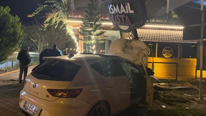 Payas'ta lokanta tabelasına çarpan sürücü aracı bırakıp kaçtı
