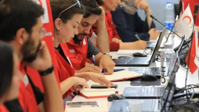 Kızılay'dan İstanbul'da deprem sonrası evlerine giremeyen vatandaşlara beslenme desteği