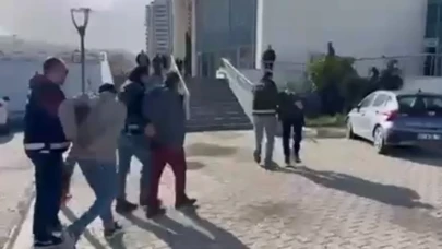 Hatay'da hapis cezasıyla aranan 4 kişi yakalandı" (Kurallara tam uygun: İlk kelimenin ilk