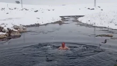 Sivas'ta karlı havada 13 derecelik suya girerek yüzen Kerem Okyay vatandaşları davet etti