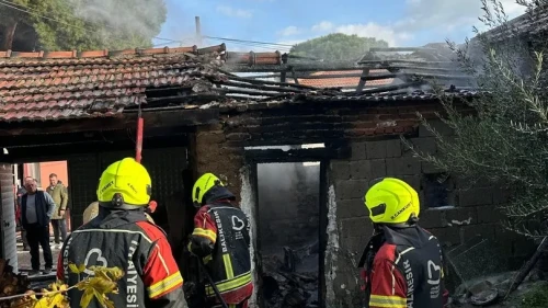 Balıkesir'in Ayvalık ilçesinde bir depoda çıkan yangın itfaiye ekiplerince söndürüldü