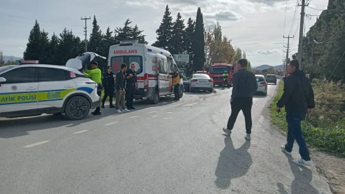 Balıkesir'de iki otomobilin kafa kafaya çarpışması sonucu 3 kişi hafif yaralandı