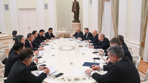 Putin ve Çin Başbakanı Li Moskova'da stratejik iş birliğini görüştü