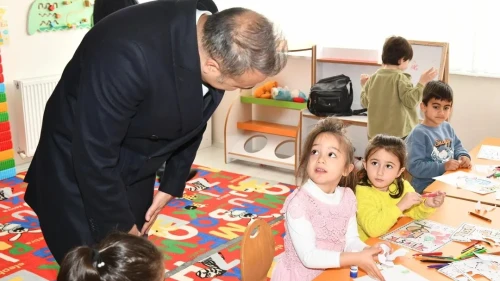 Ardahan Valisi Hayrettin Çiçek TOKİ Kızılay Anaokulu’nda öğrencilerle bir araya geldi
