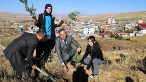 Bayburt'ta öğretmenler ve öğrenciler 300 fidanı toprakla buluşturdu