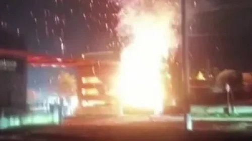 Sakarya'nın Kaynarca ilçesinde OSB girişindeki trafo patlayarak yangın çıktı