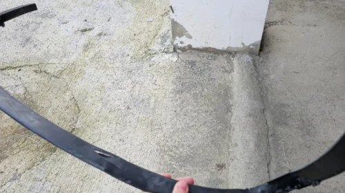 Kastamonu'da sokak köpekleri park halindeki aracın plastik parçalarını parçaladı