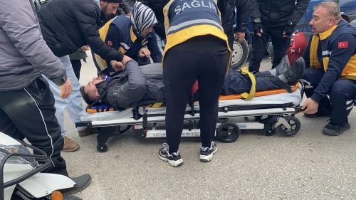 Bursa'da otomobile çarpan motosikletli ağır yaralandı