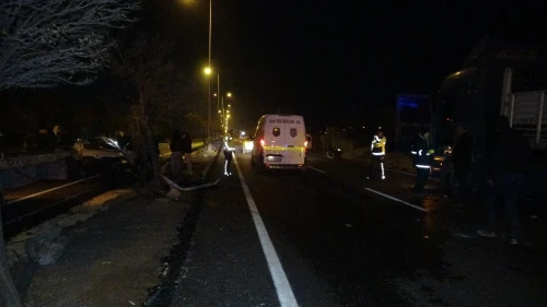 Kilis'te park halindeki tıra çarpan otomobil hurdaya döndü: 2 yaralı