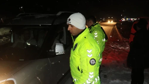 Erzincan'da kar ve tipi nedeniyle Sakaltutan, Kızıldağ ve Ahmediye geçitlerinde yol ulaşıma kapandı