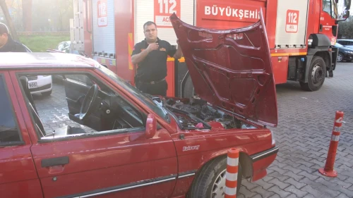 Aydın'da otomobilin motor bölümünden yükselen dumanlar itfaiyeyi harekete geçirdi