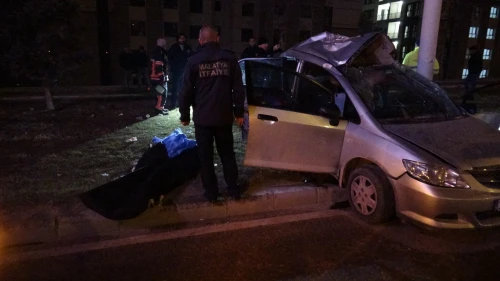 Malatya’da kontrolünü kaybeden otomobil trambüs direğine çarptı