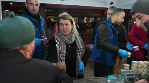 düzce'de regaip kandilinde vatandaşlara helva dağıtıldı