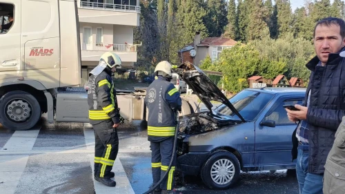 Kocaeli'nin Karamürsel ilçesinde seyir halindeki otomobilde yangın çıktı