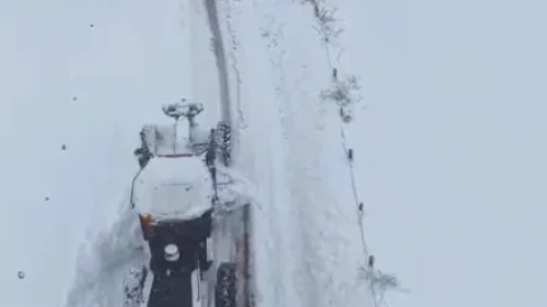 karda mahsur kalan ambulansı iş makinesiyle çekerek hastaya ulaştırdılar