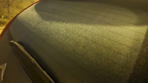 Elazığ'da soğuk hava nedeniyle araç camları buz tuttu