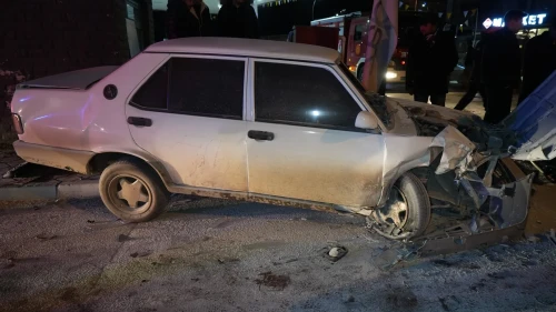 Kırıkkale'de kafa kafaya çarpışan iki otomobil hurdaya döndü, 3 kişi yaralandı