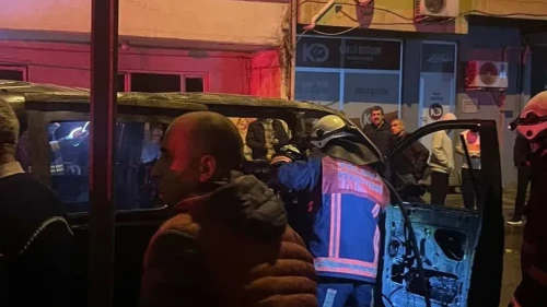 Yalova'da park edilen minibüs alevlere teslim oldu