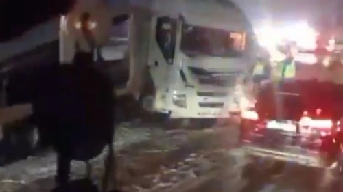 Bolu Dağı Tüneli çıkışında yoğun kar nedeniyle 6 araçlı zincirleme kaza meydana geldi