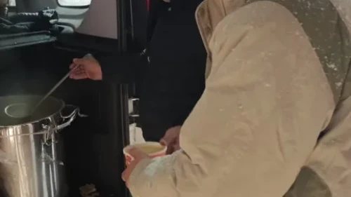 Diyarbakır'da karda mahsur kalanlara sıcak çorba ikram edildi