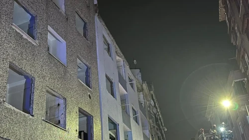 Zeytinburnu'nda kentsel dönüşüm binasının çatısından düşen beton parçaları 3 aracı hurdaya çevirdi