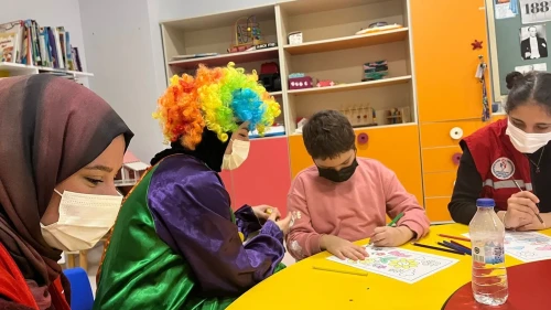 hastanede tedavi gören çocuklara üniversitelilerden moral desteği