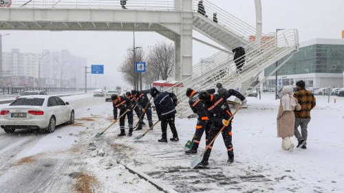 Diyarbakır'da kar ve buzlanmaya karşı 850 personel sahada çalışıyor
