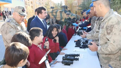 Kilis'te jandarma öğrencilere yerli savunma sanayi araçlarını tanıttı
