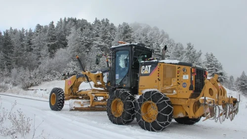 Erzurum’da yoğun kar yağışı nedeniyle 35 mahalle yolu ulaşıma kapandı