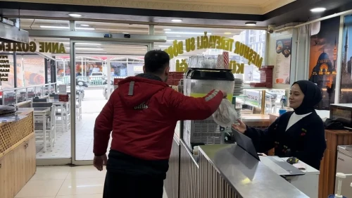 Karabük’te kurye heimlich manevrasıyla boğazına cisim kaçan çocuğu kurtardı