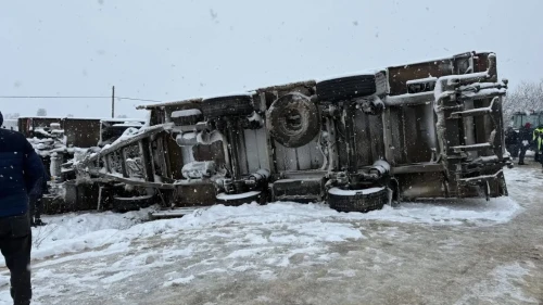 Kastamonu’da kar yağışı sebebiyle devrilen tırın sürücüsü yara almadan kurtuldu
