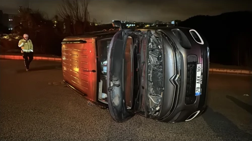 Karabük'te kaldırıma çarpıp devrilen hafif ticari araçta 1 yaralı