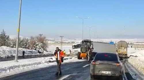 diyarbakır’da buzlanma nedeniyle tır yoldan çıktı