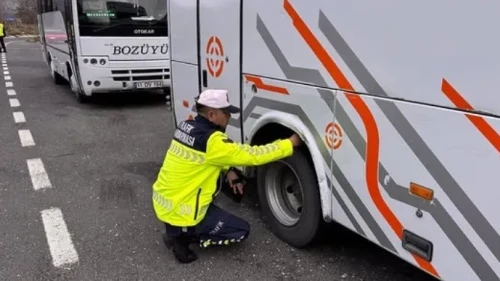 Bilecik'te jandarma ticari araçlarda kış lastiği denetimi yaptı