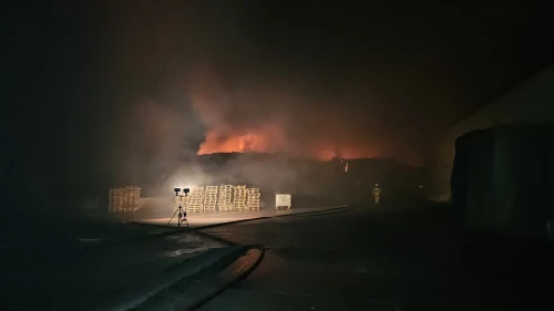 Esenyurt'taki fabrika yangını 4 saattir sürüyor, patlamalar devam ediyor