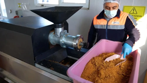 Didim’de atık yiyecekler sokak hayvanları için mamaya dönüştürülüyor