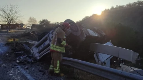 Manisa'nın Köprübaşı ilçesinde tırın kontrolden çıkması sonucu 1 kişi yaralandı