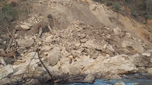 Hatay'ın Dörtyol ilçesinde heyelan sonrası AFAD ve itfaiye ekipleri bölgede önlem aldı