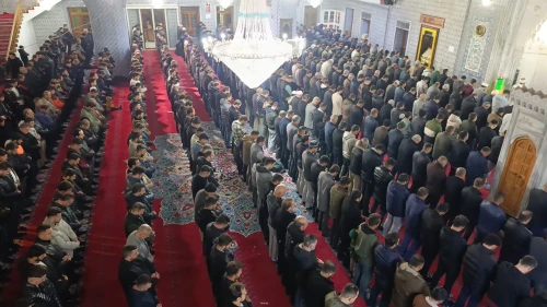 Şanlıurfa'da Regaip Kandili dolayısıyla binlerce kişi Dergah Camisi'nde toplandı