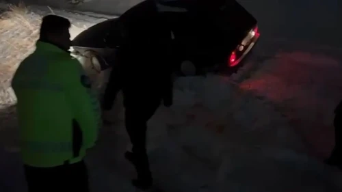 Hacılar’da kara saplanan otomobildeki 3 kişi polis ekiplerince kurtarıldı