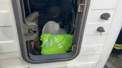 Tekirdağ’da trafik kazasında 5 kişi yaralandı, polis üniformasını çıkarıp yaralının üzerini örttü