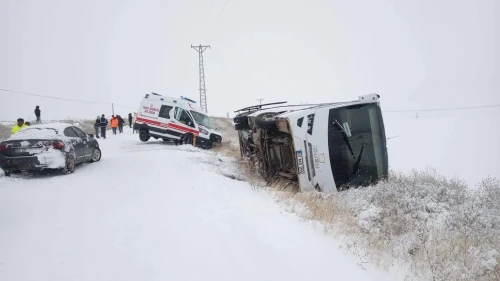 Adana'nın Tufanbeyli ilçesinde işçi servisi devrildi, ambulans kara saplandı
